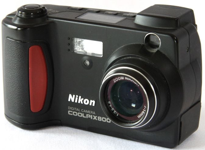 Nikon Coolpix 800 aus dem Jahre 2000, einer der ersten Digitalkameras