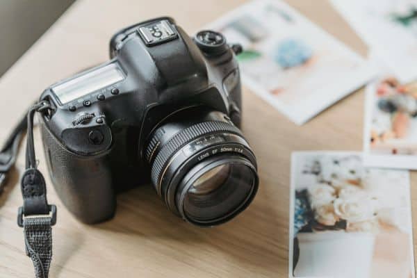 Kamera mit Fotos auf einem Tisch