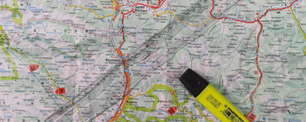 Landkarte mit Lineal und Textmarker