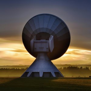 Satellitenschüssel vor Abenddämmerung